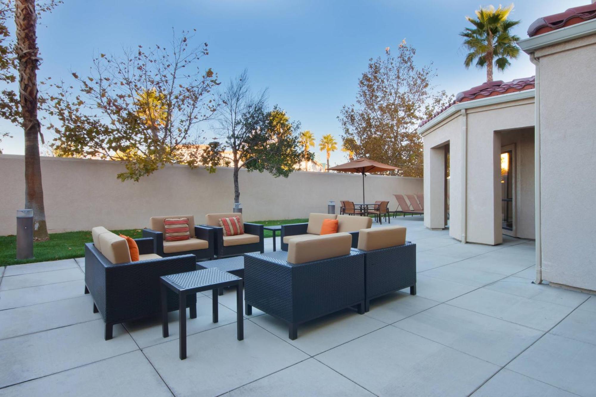 Courtyard By Marriott Palmdale Hotel Exterior foto